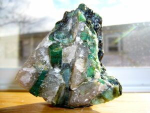 Emerald_in_a_quartz_and_pegmatite_matrix
